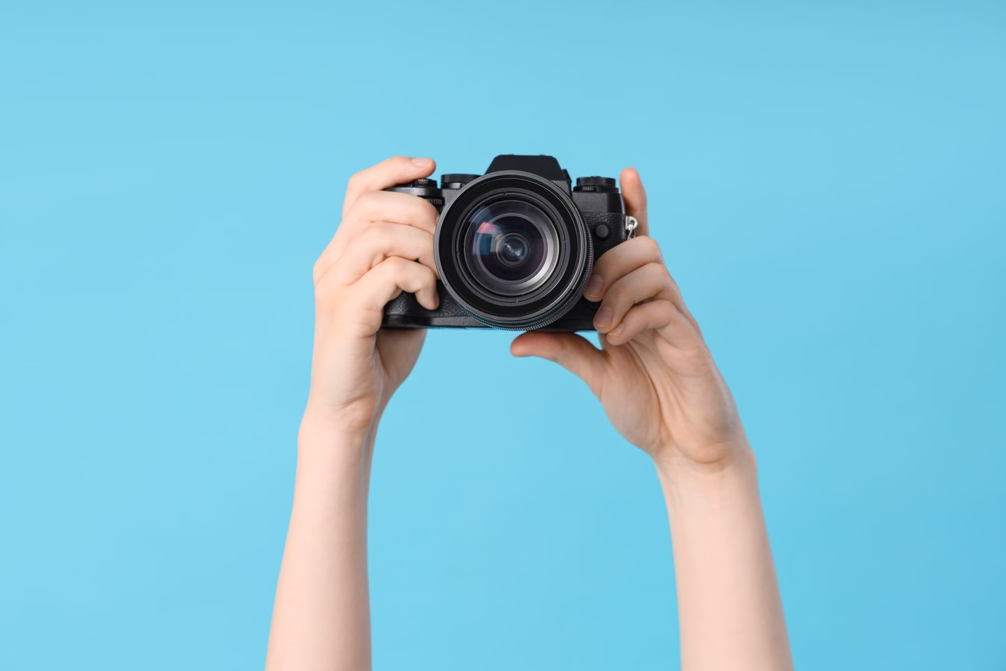 Camera on a clean blue background — Source Select.