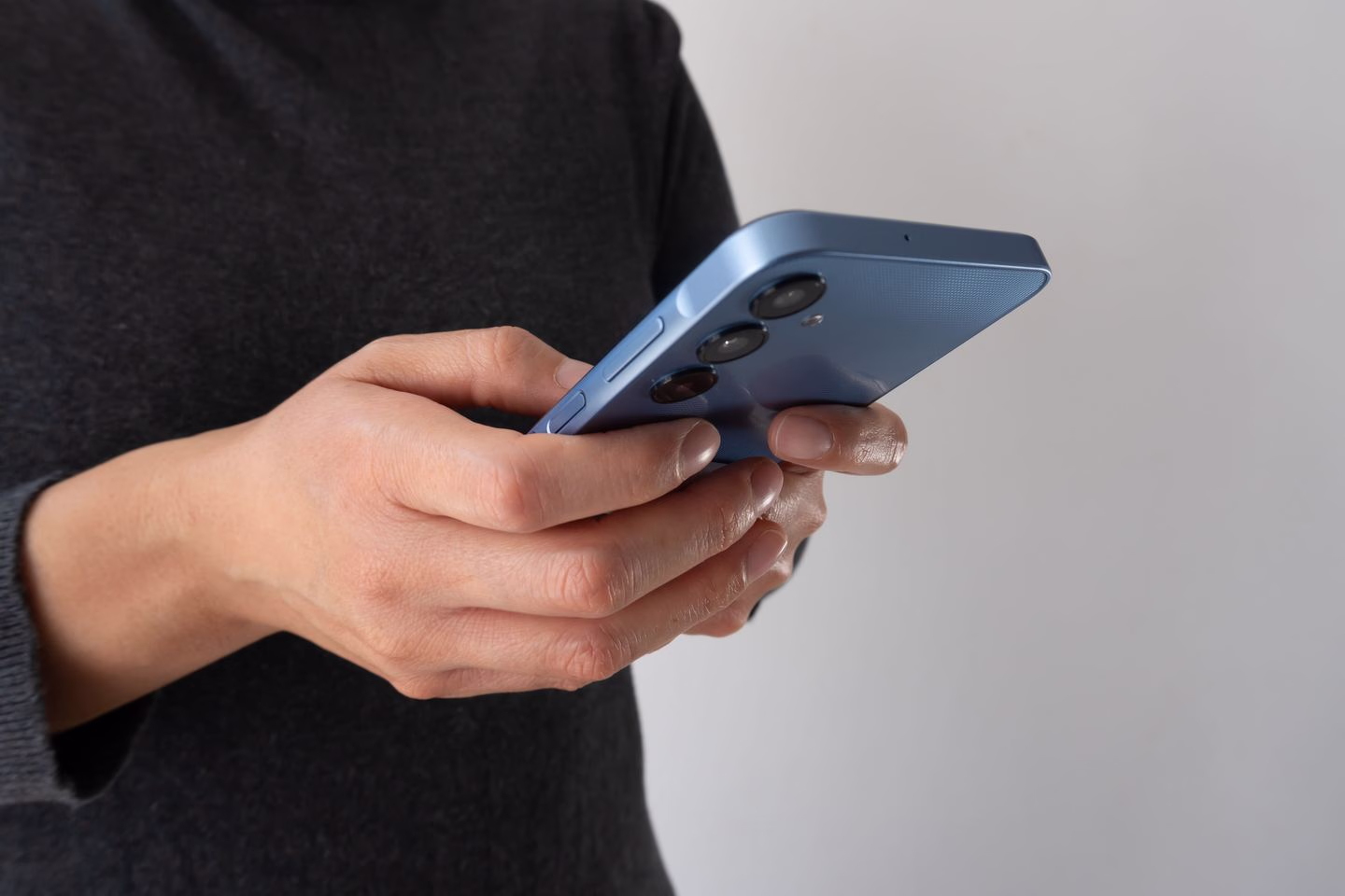 Metallic blue smartphone — Source Select.